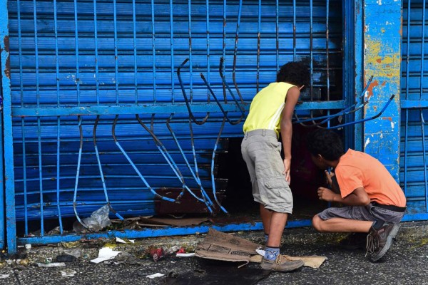 Saqueadores arrasan supermercados en protestas en Venezuela