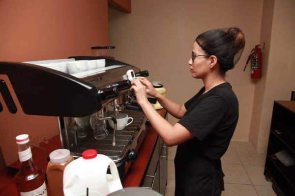 Café en San Pedro Sula busca personas sordas con talentos para darlos a conocer