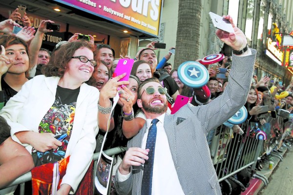 HOLLYWOOD, CA - APRIL 13: Fans take a selfie with actor Chris Evans using the new Samsung Galaxy S 6 edge at the release of 'Avengers: Age Of Ultron' at Dolby Theatre on April 13, 2015 in Hollywood, California. (Photo by Jonathan Leibson/Getty Images for Samsung)