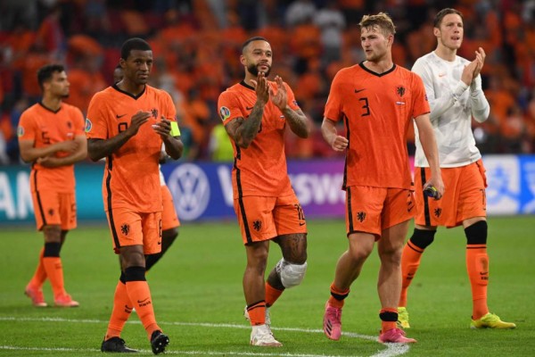 Netherlands' players react after the UEFA EURO 2020 Group C football match between the Netherlands and Austria at the Johan Cruyff Arena in Amsterdam on June 17, 2021. (Photo by JOHN THYS / POOL / AFP)
