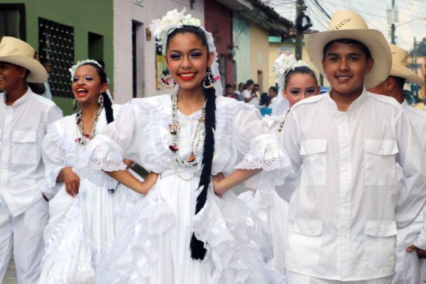 Alegría y civismo en Honduras por aniversario de la patria