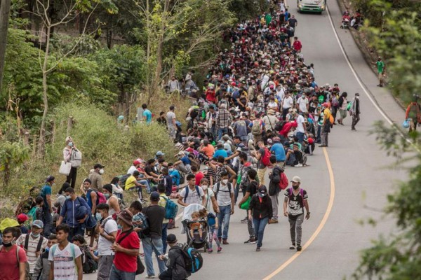 Miles de migrantes hondureños superaron cordones de 300 policías