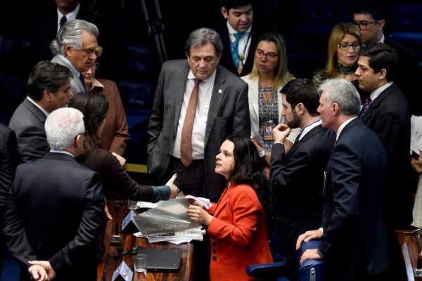 Senado de Brasil se convierte en 'manicomio' en juicio a Dilma