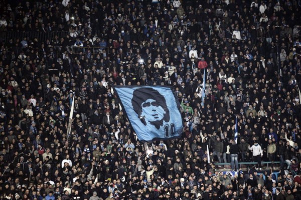 Nápoles despide a lo grande a su ídolo Diego Armando Maradona y quiere poner su nombre a su estadio