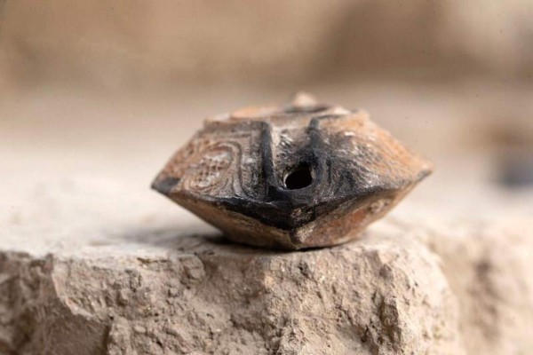 Hallan un amuleto con bendición en árabe de hace mil años en Jerusalén