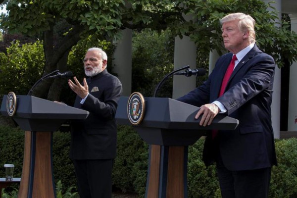 Trump presume de una 'sólida' alianza con Modi y este lo invita a la India