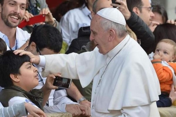 El papa dona comida a familias con dificultades económicas