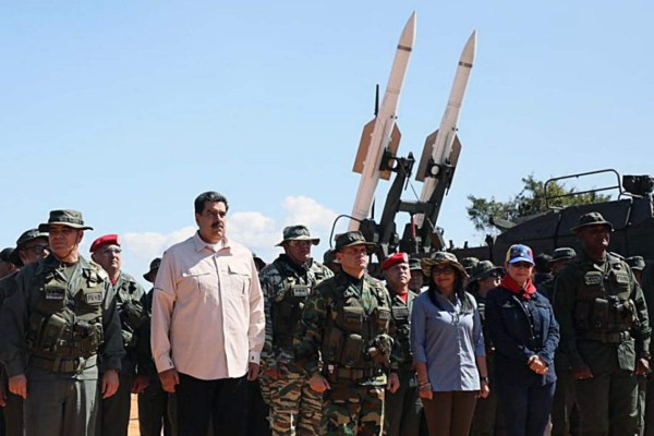 Militares venezolanos 'ya negocian' salida de Maduro: Bolton