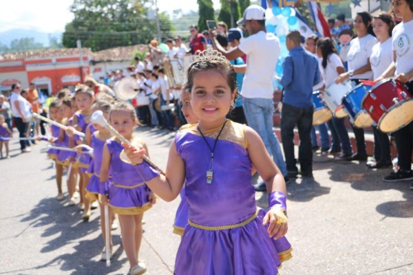 Pequeñines rinden honor a Honduras con coloridos desfiles