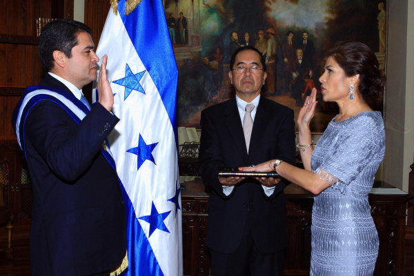 Presidente Juan Orlando Hernández juramenta a 13 funcionarios