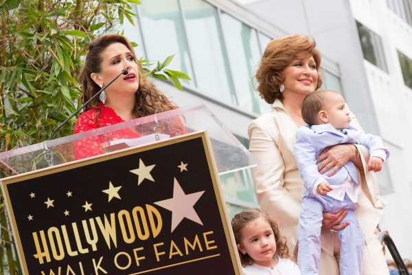 Angélica María recibe su estrella en el Paseo de la Fama de Hollywood