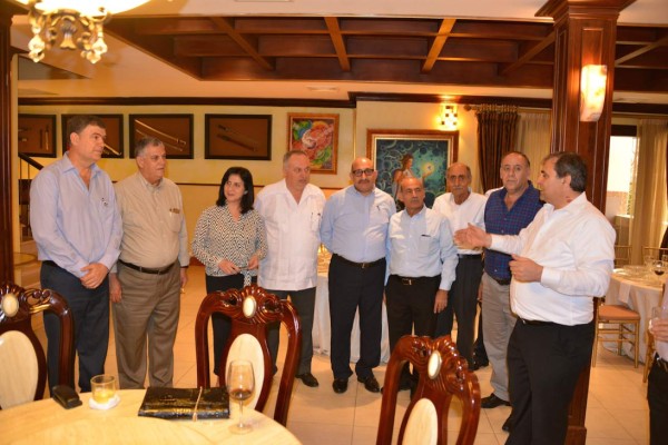 Rania y Elías Kharoufeh ofrecen cena de bienvenida