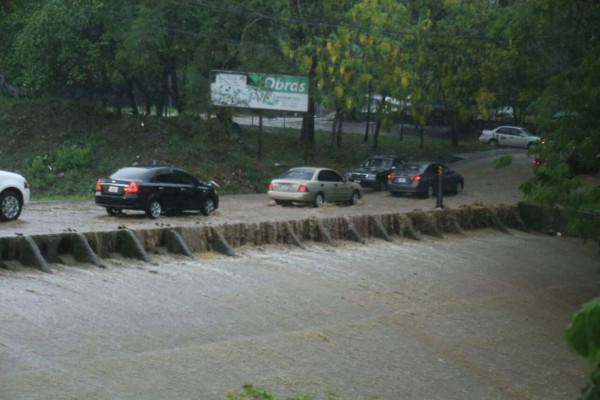 Fuerte lluvia y relámpagos afectan a San Pedro Sula