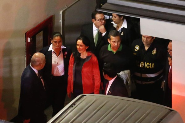 Humala y esposa se entregan a juez que los condenó a prisión preventiva
