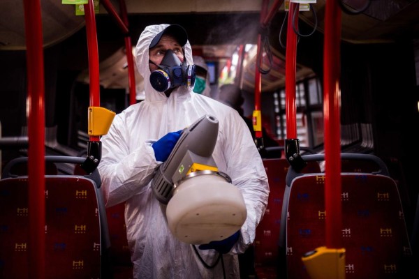 Niño hondureño deja apuntes en su refrigerador para cuidar a su familia del coronavirus