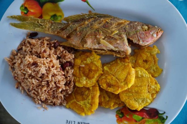 ¡Qué delicia! Al llegar a las bellas playas de Omoa no puede dejar de saborear un rico pescado frito.