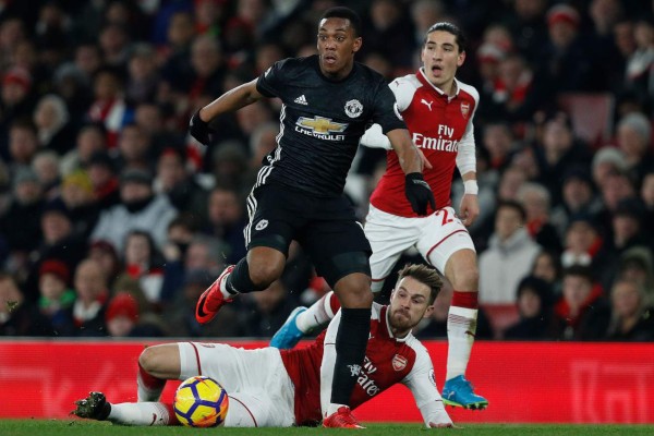 El Manchester United se baja al Arsenal y presiona al City