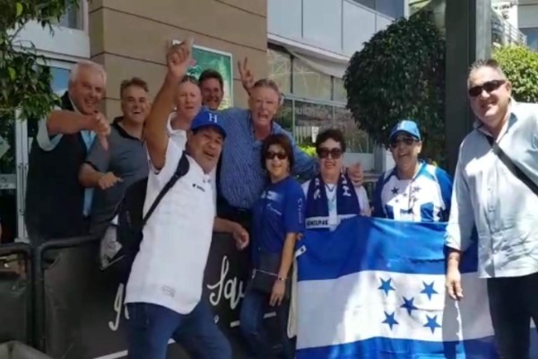 Afición hondureña calienta el partido ante Australia