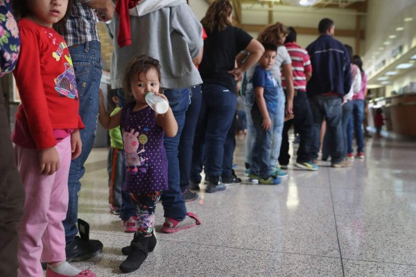 Honduras mejorará protección consular a migrantes en Texas