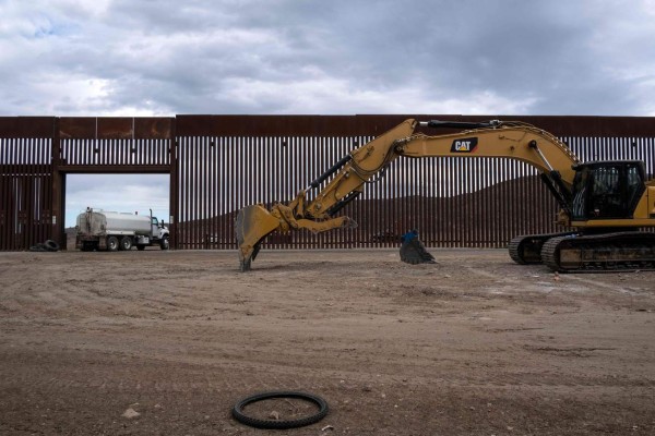 Biden ordena detener construcción del muro en la frontera y México aplaude