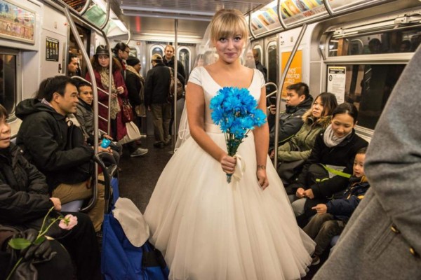 Una pareja se casa en un vagón del metro de Nueva York