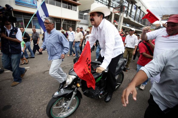 Mel Zelaya y Xiomara encabezaron las marchas del Bloque Popular