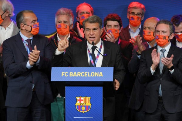 Spanish lawyer Joan Laporta (C) delivers a speech at the auditorium of the Camp Nou complex after winning the election for the FC Barcelona presidency on March 7, 2021 in Barcelona. - Joan Laporta, 58, returned as Barcelona president today after winning the club's elections by a clear margin, with his central pledge to try to persuade Lionel Messi to stay. Laporta was last president at Barca between 2003 and 2010, which included overseeing the hugely successful appointment of Pep Guardiola as coach and the iconic treble-winning team of 2008-9. (Photo by LLUIS GENE / AFP)