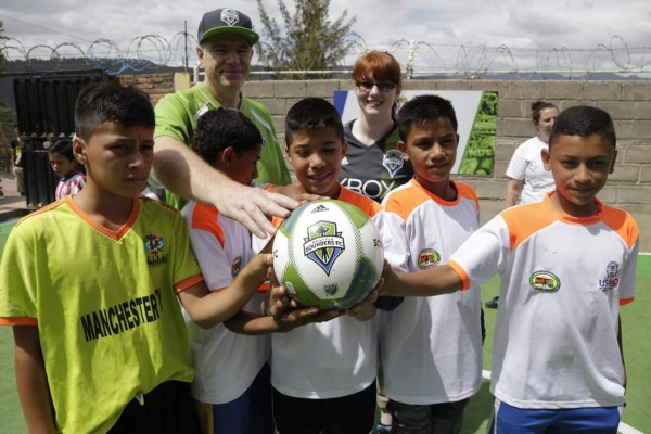 El Seatle lleva alegría a niños de escasos recursos