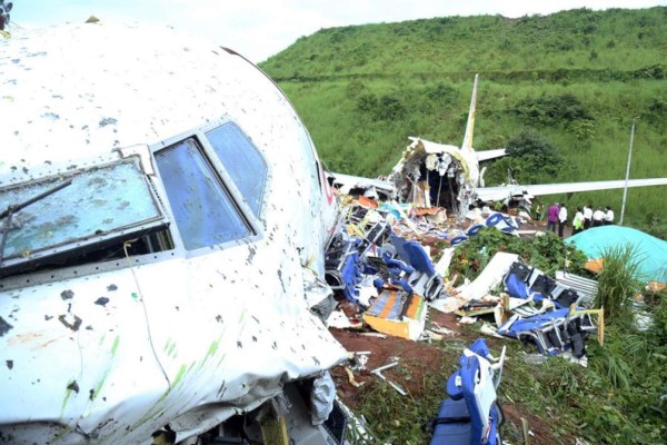 Aumentan a 18 los muertos en terrible accidente de avión en la India  