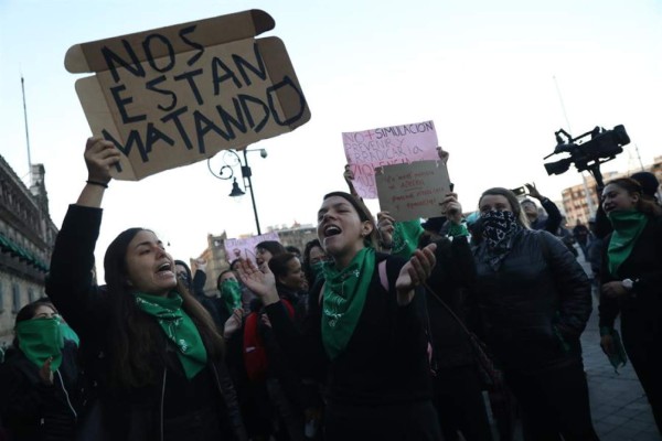 'AMLO feminicida', gritan mujeres mexicanas desde Palacio Nacional