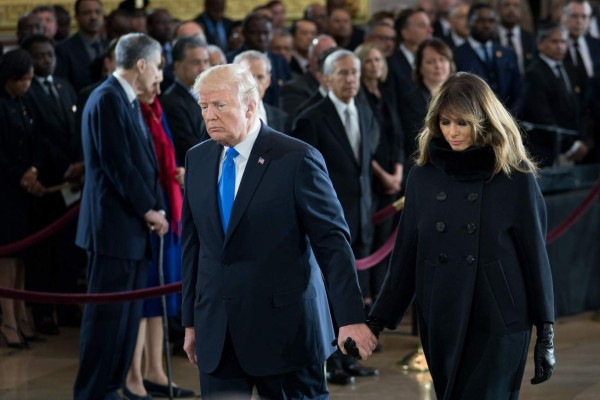 Trump y Melania rinden homenaje a Billy Graham en el Capitolio