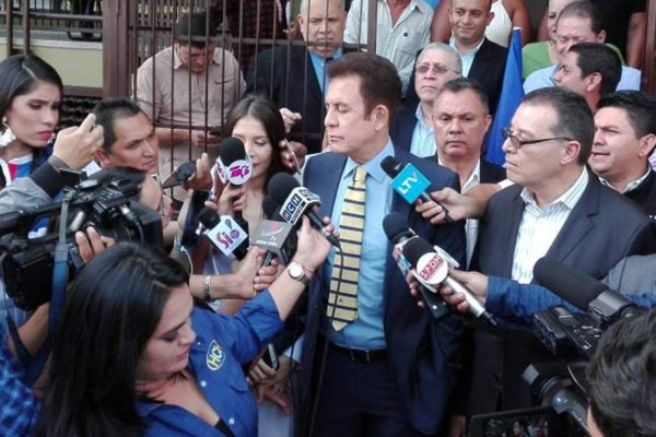 Salvador Nasralla presenta requisitos para inscribir su nuevo partido político