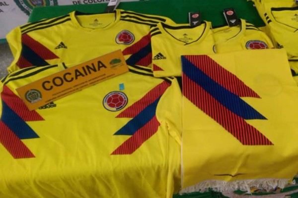 Encuentran 5 kilos de cocaína impregnados en camisetas de la Selección Colombia