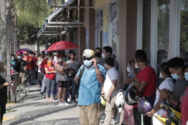 Hondureños vuelven a abarrotar bancos y gasolineras en crisis por coronavirus