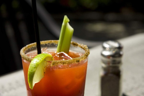 Prepare un refrescante coctel de tomate