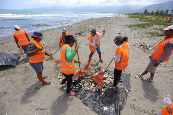 Más de 600 toneladas de basura recogen en playas de Omoa