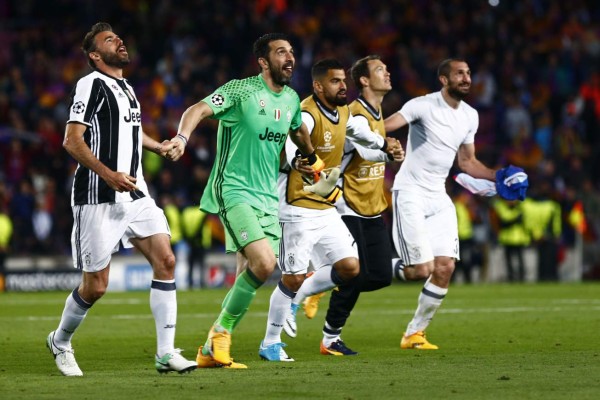 GRA530. BARCELONA. 19/04/2017.- Los jugadores de la Juventus celebran el pase a las semifinales de la Liga de Campeones a la finalización del encuentro correspondiente a la vuelta de los cuartos de final, que han disputado esta noche frente al F. C. Barcelona en el estadio del Camp Nou. EFE/Quique García.