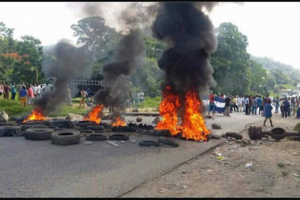 Protesta contra EEH paraliza el tráfico en la carretera de occidente