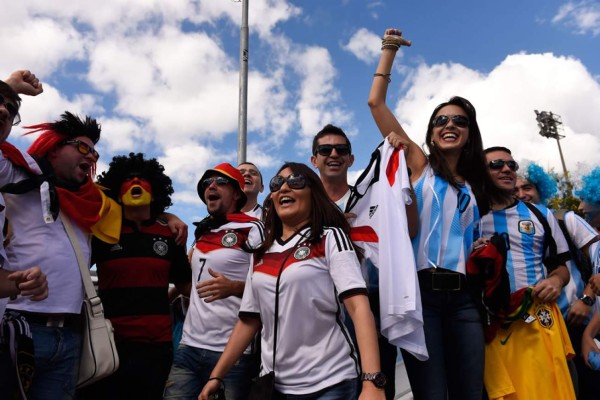 Hinchas de Argentina y Alemania disfrutan de la fiesta de la final