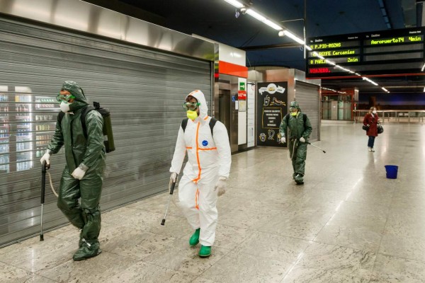 España reporta un 32% más de muertos por coronavirus y agota material médico