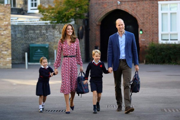 Princesa Charlotte inicia 'muy ilusionada' su primer día de escuela