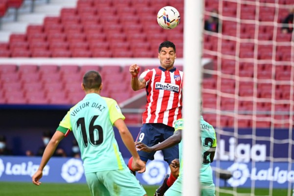 Atletico Madrid's Uruguayan forward Luis Suarez (C) scores a goal during the Spanish league football match Club Atletico de Madrid against Granada FC at at the Wanda Metropolitano stadium in Madrid on September 27, 2020. (Photo by GABRIEL BOUYS / AFP)