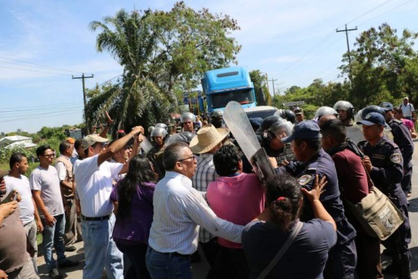 Hubo forcejeo entre protestantes y agentes de la Policía Nacional.