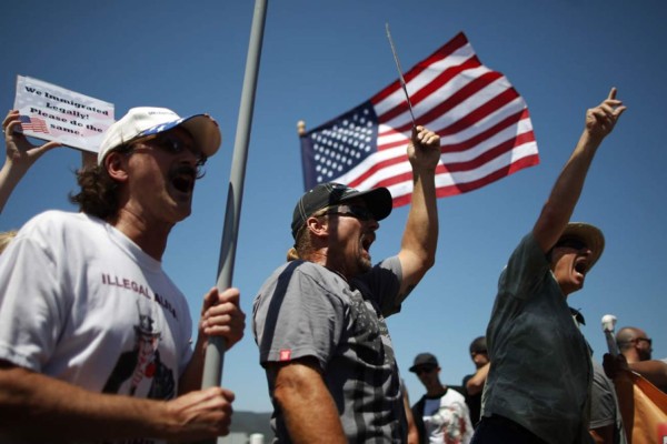 Antiinmigrantes se enfrentan con grupos defensores en EUA