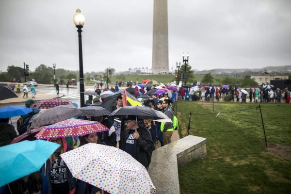 JJL10. Washington (United States), 22/04/2017.- People wait in line to get on the National Mall for the March for Science in Washington, DC, USA, 22 April 2017. Organizers of the march sought to call attention to climate change, and President Trump's budget cuts to organizations that aid scientific research. The DC march is one of dozens around the United States. Hundreds of thousands of people in more than 400 locations across the globe are also taking part in the March for Science to recognise scientific progress, raise awareness of scientific discovery, and defend scientific integrity. (Estados Unidos) EFE/EPA/JIM LO SCALZO