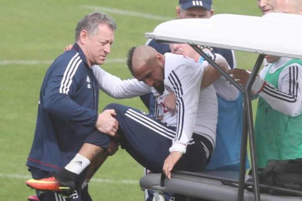 Vidal abandona entrenamiento del Bayern por problemas en su rodilla derecha