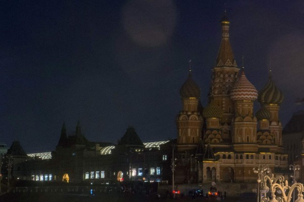 A picture taken on March 25, 2017, in Moscow, shows St.Basil's Cathedral and the GUM department store after being submerged into darkness for the Earth Hour environmental campaign. / AFP PHOTO / Alexander UTKIN