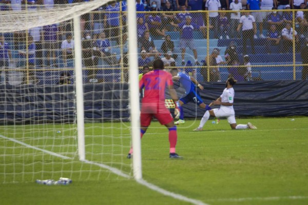 Video: Buba López y su espectacular desviada tras remate del salvadoreño Tamacas