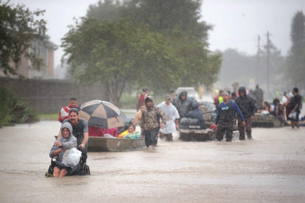 '¡Salga ahora!': Ordenan evacuar sur de Houston tras rotura de dique