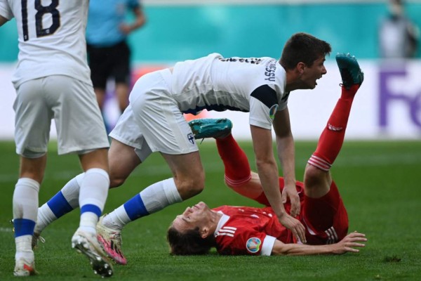 Mario Fernandes de Rusia fue llevado de emergencia a un hospital tras sufrir fuerte caída